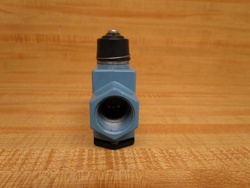 Micro Switch BZE6-2RN Limit Switch BZE62RN W/ Base