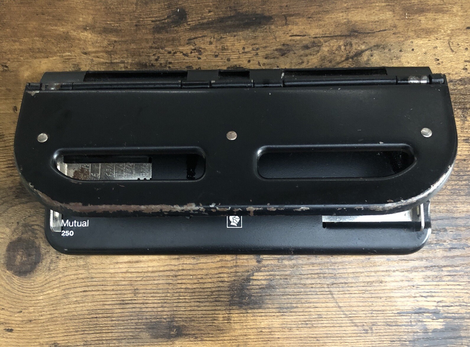 Mutual MUTUAL 250 Industrial 3-Hole Punch Adjustable