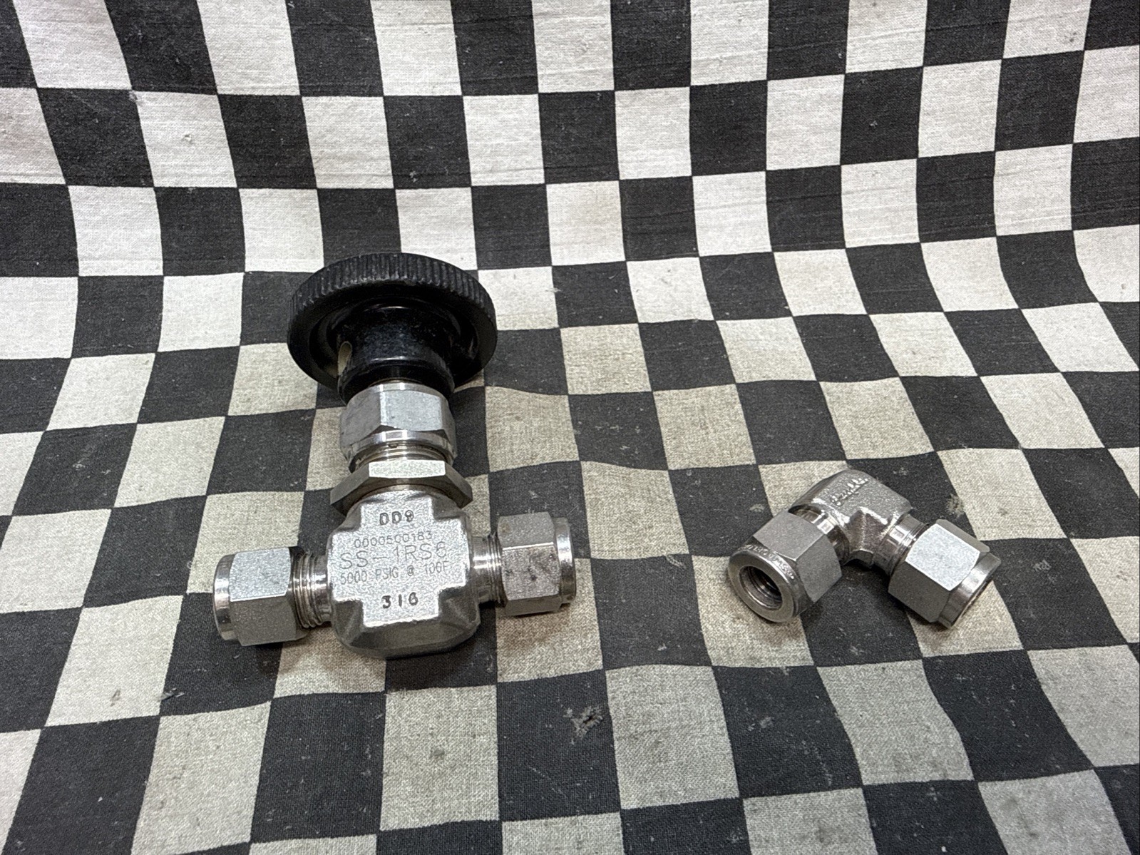 Swagelok SS-600-3 & SS-1RS6, Elbow & Needle Valve, LOT OF 2, SHIPSAMEDAY#133N6