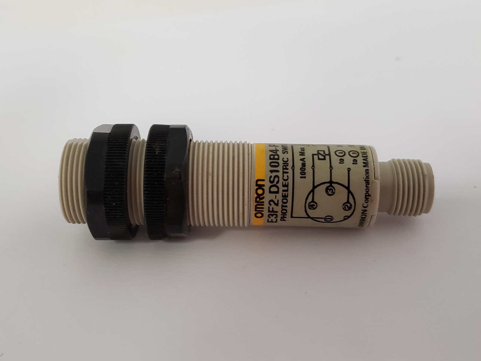 OMRON E3F2-DS10B4-P1 PHOTOELECTIC SENSOR PNP 10-30 VDC 4 PIN