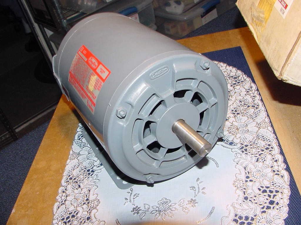 Dayton 3N693, AC Motor, 2HP, 230/460V, 1725RPM, 3 Phase, 60Hz, 58H Frame, NEW