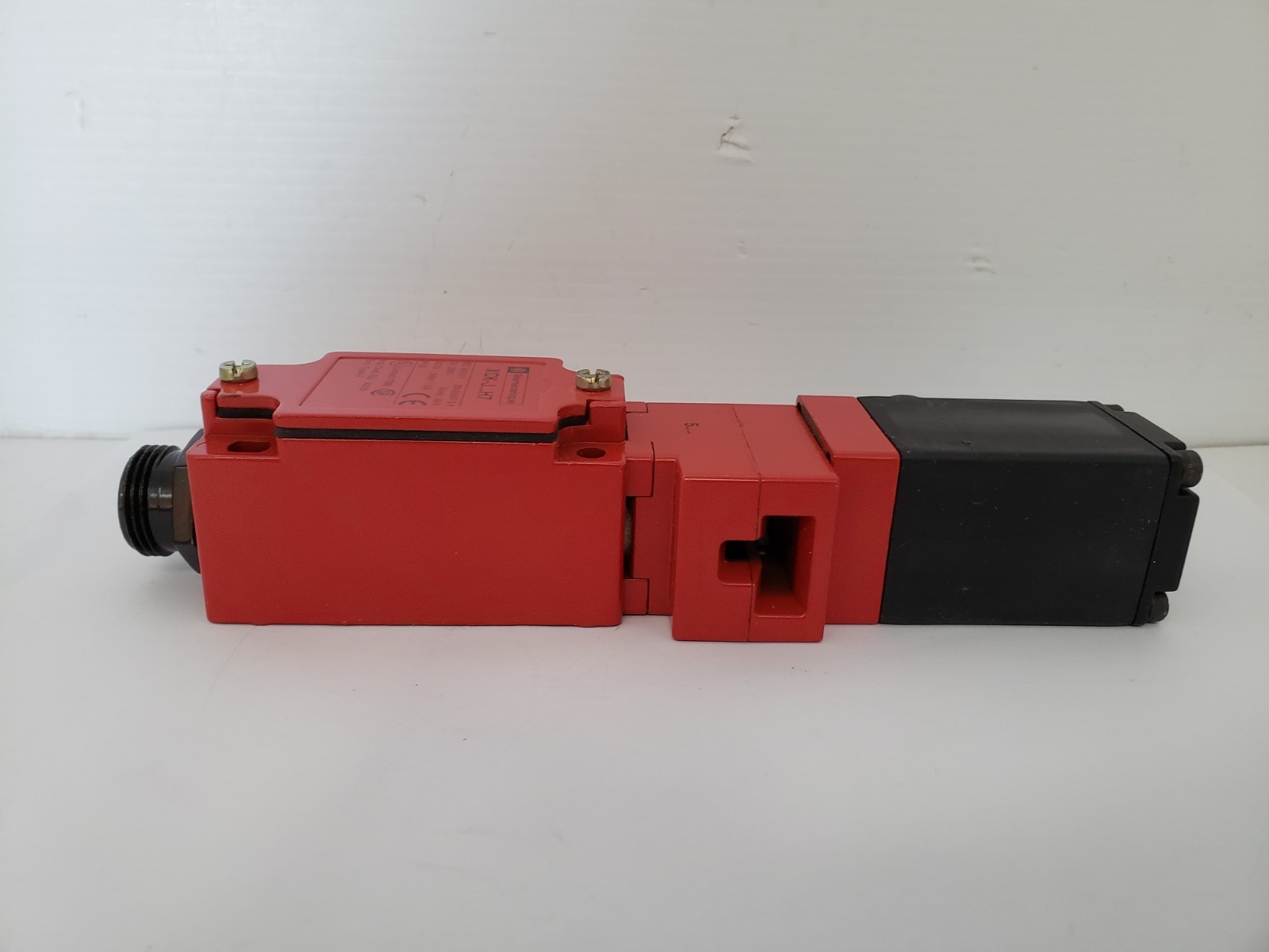 TELEMECANIQUE XCKJ5954F0-547 INTERLOCK SAFETY SWITCH 3A 240V 5 PIN NIB