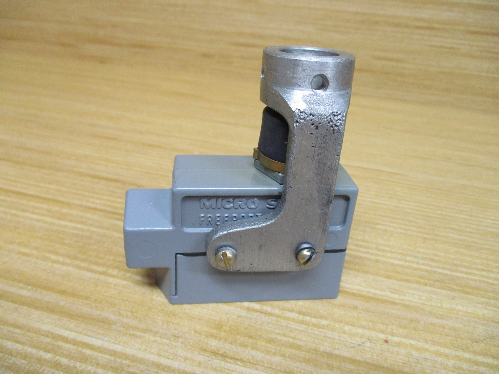 Micro Switch BZE6-2RN Limit Switch BZE62RN W/ Collar Bracket
