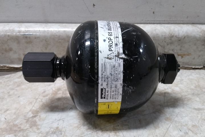 Parker AD075B25T9A1 45 Cu In Fluid Volume 2600 Max PSI Diaphragm Accumulator