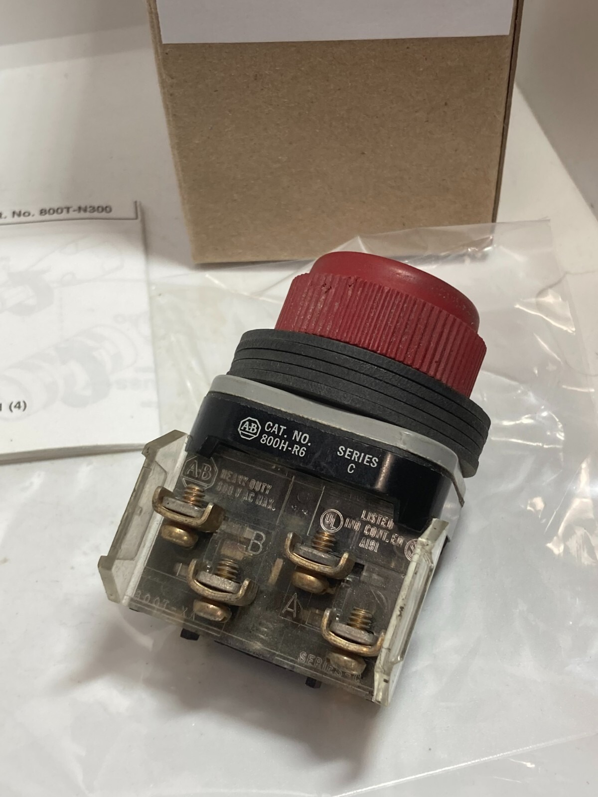 ALLEN BRADLEY 800H-R6A PUSHBUTTON BOOTED RED 1NO/1NC SERIES C