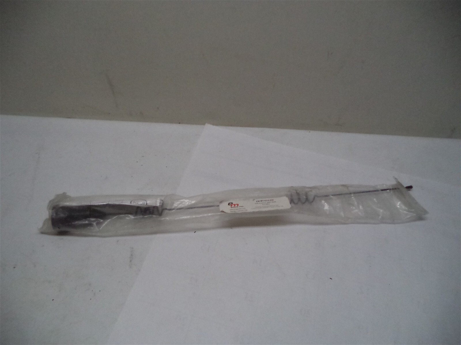 EM Wave EM-M11014-Z30 6db antenna nmo base