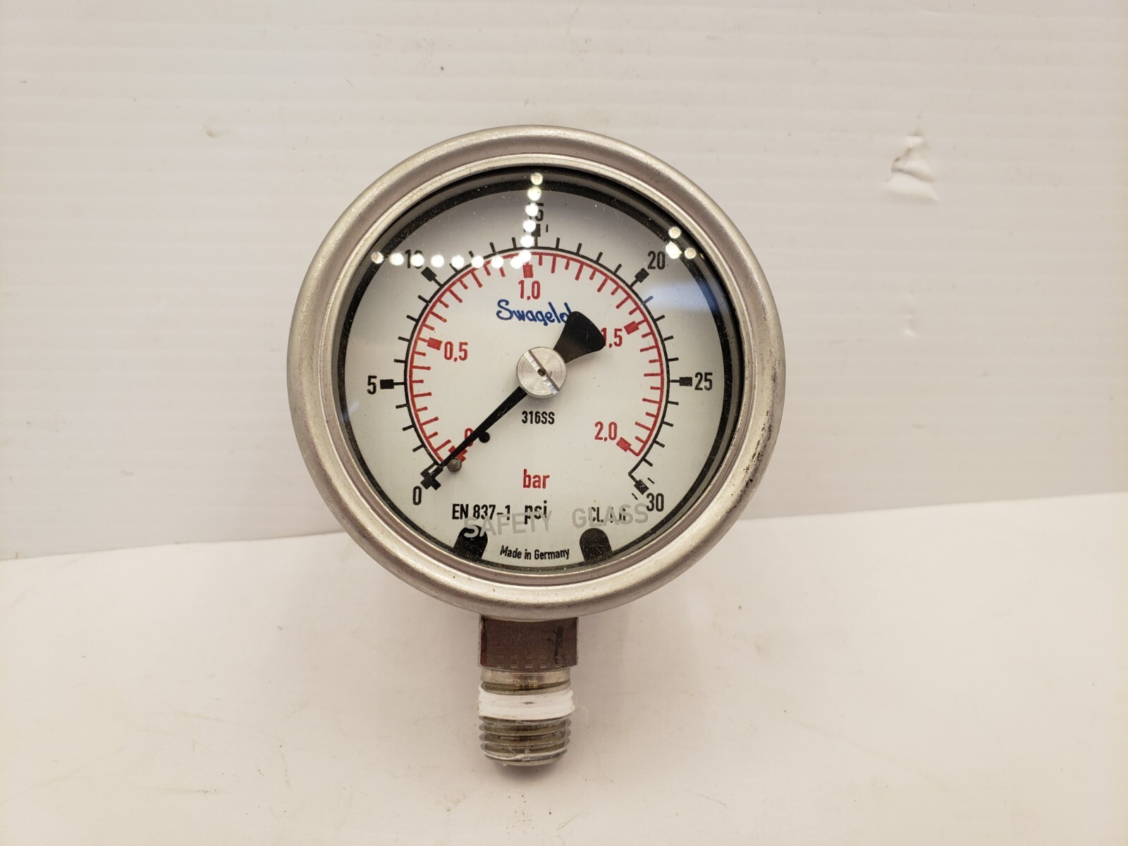 SWAGELOK EN 837-1 PRESSURE GAUGE, 0-30 PSI, 0-2.0 BAR, 316SS, 1/4″ NPT