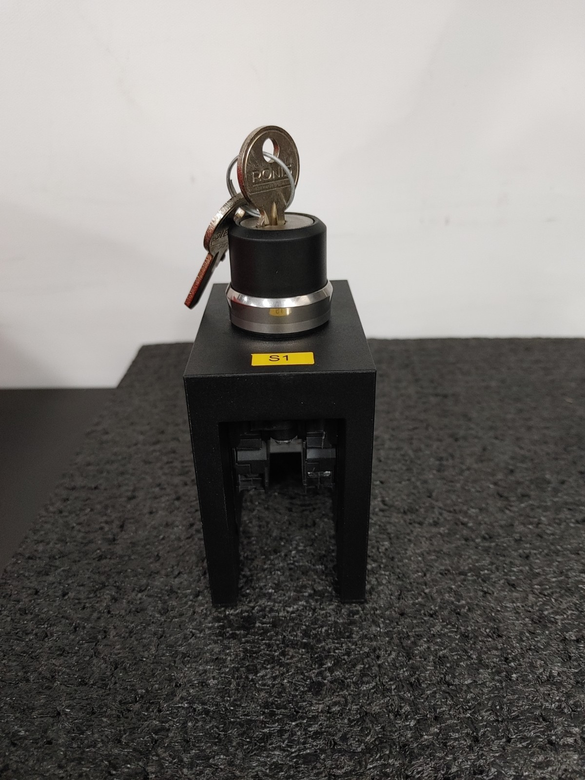 SIEMENS Key On Off Switch with 3SU1400-1AA10-1BA0 Contact Module