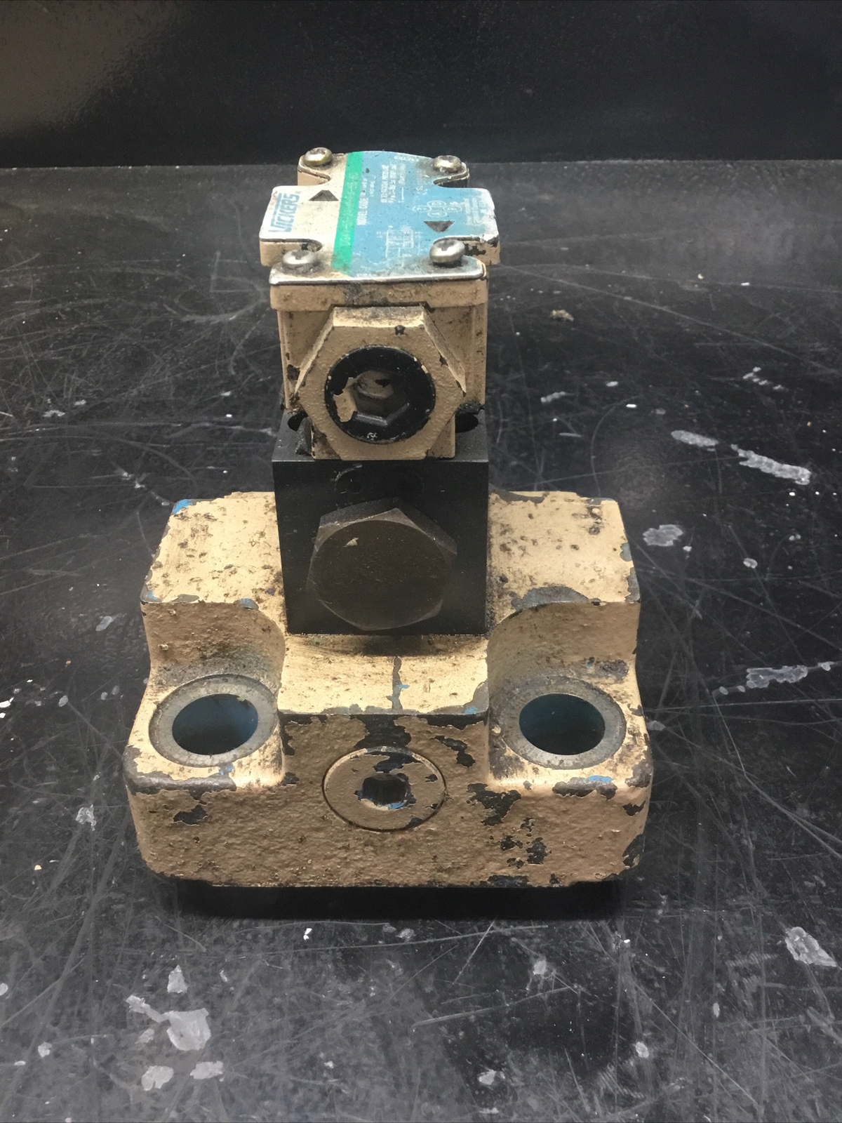Vickers Hydraulic Valve CVCS40W31S210 W/ DG4V-3S-2A-M-FW-B5-60 #711B82PR3