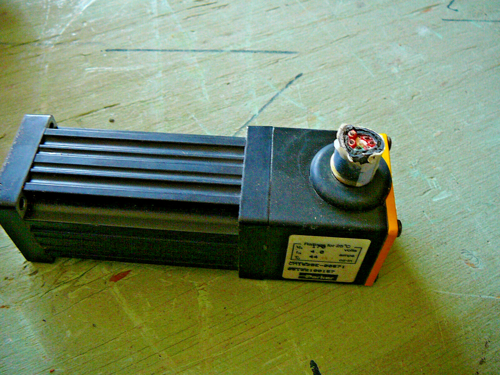 PARKER COMPUMOTOR CM162BE-00571 170V 4.0A 44OZ-IN