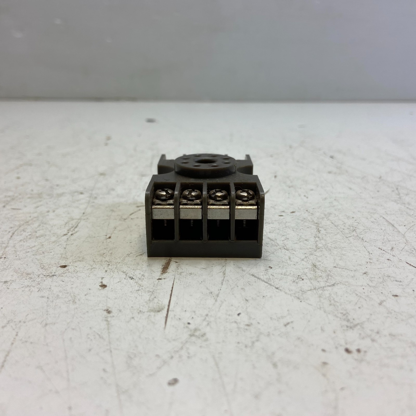 R&C RC-27E122 RELAY SOCKET 8 PIN 10 AMPS 300 VOLTS