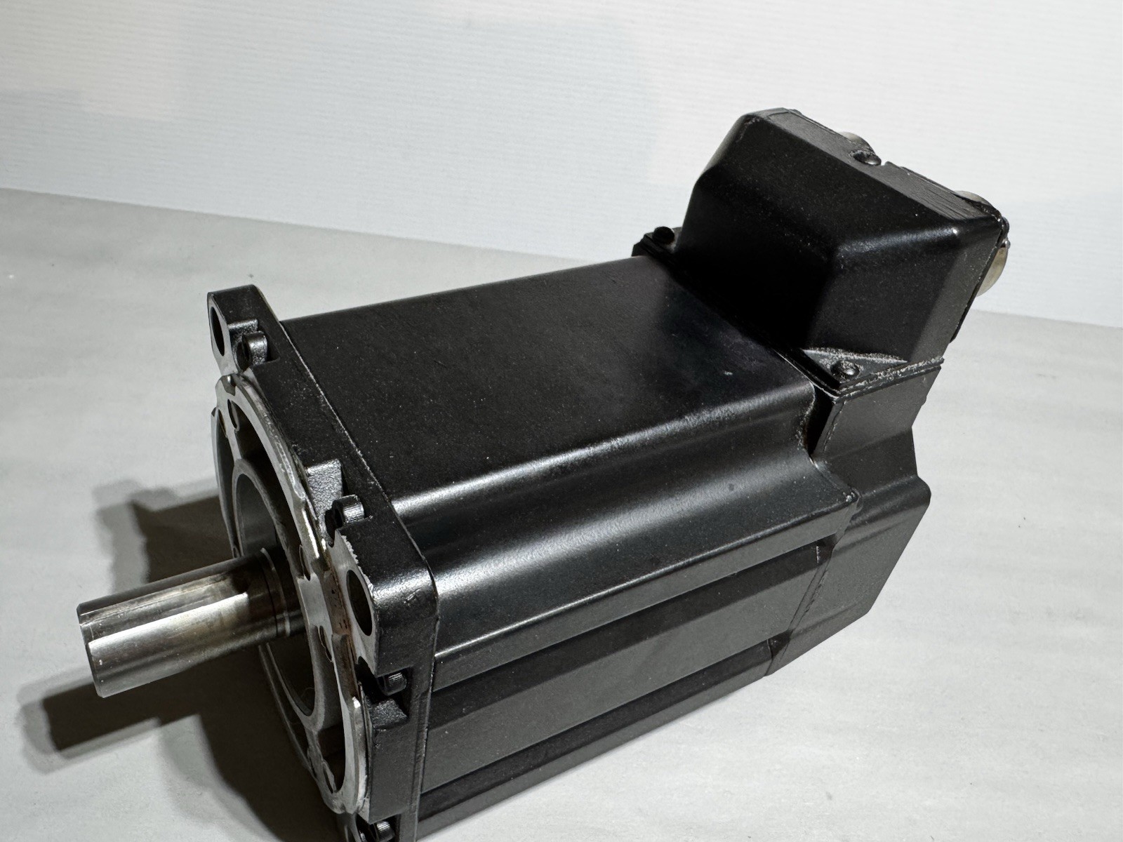 ALLEN BRADLEY MPL-A420P-HJ22AA SERVO MOTOR LIGHTLY USED AND TESTED