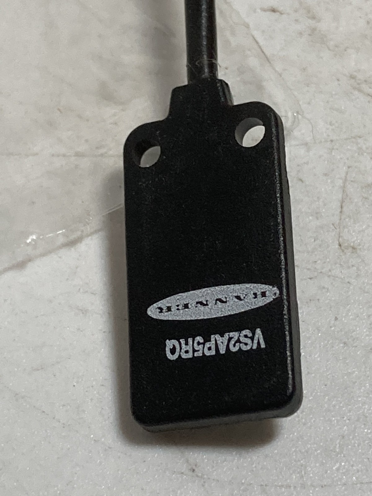 BANNER VS2AP5RQ MINIATURE SENSOR 61596 10-30VDC PNP 1.2M RANGE NIB