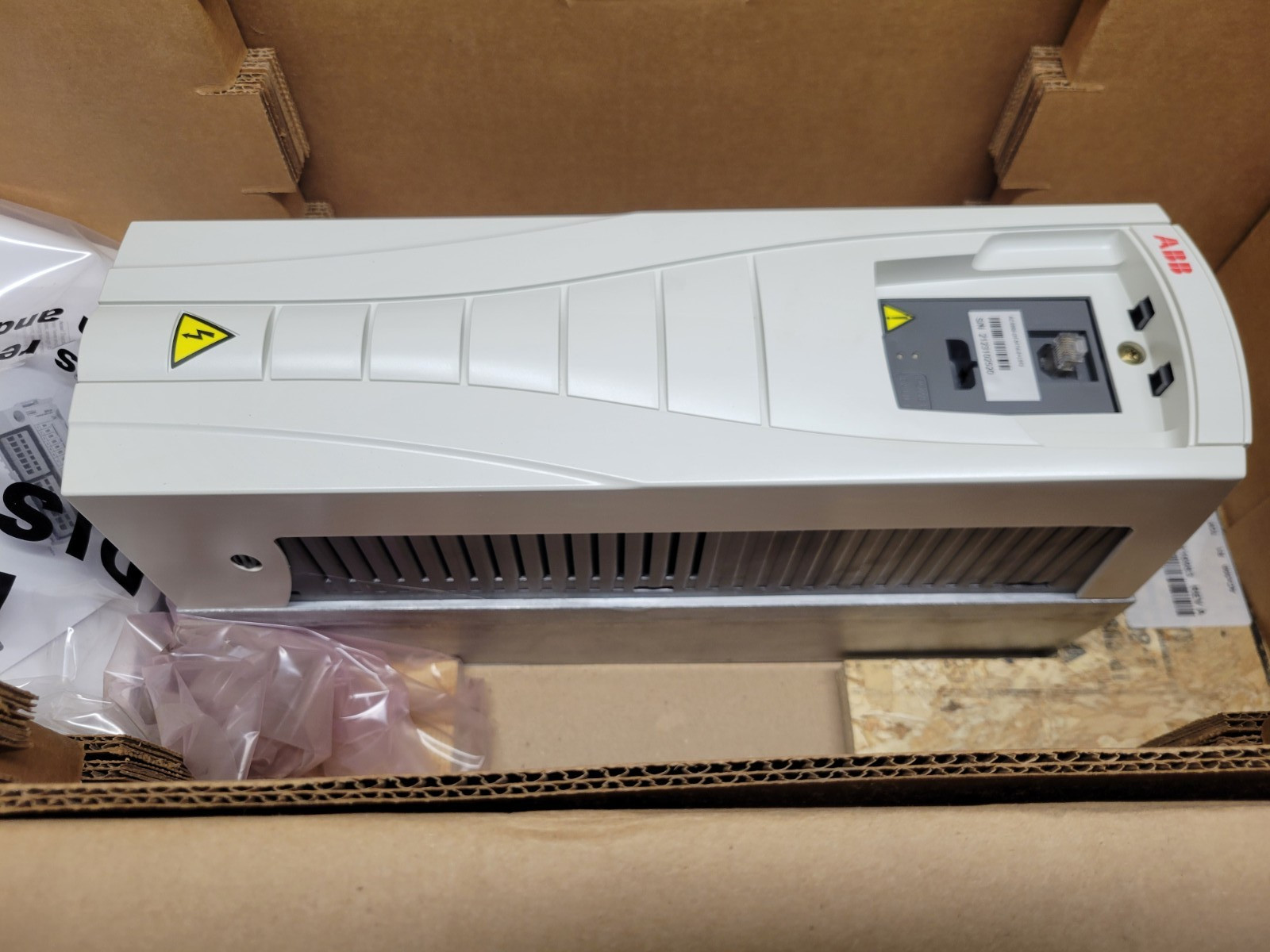 NEW OLD STOCK! ABB 15HP 11KW 500-600V 17A AC DRIVE ACS550-U1-017A-6+L512