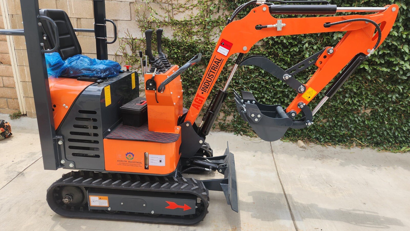 Brand New Tracked Mini Excavator 13.5HP American B&S Engine Best Deal Powerful