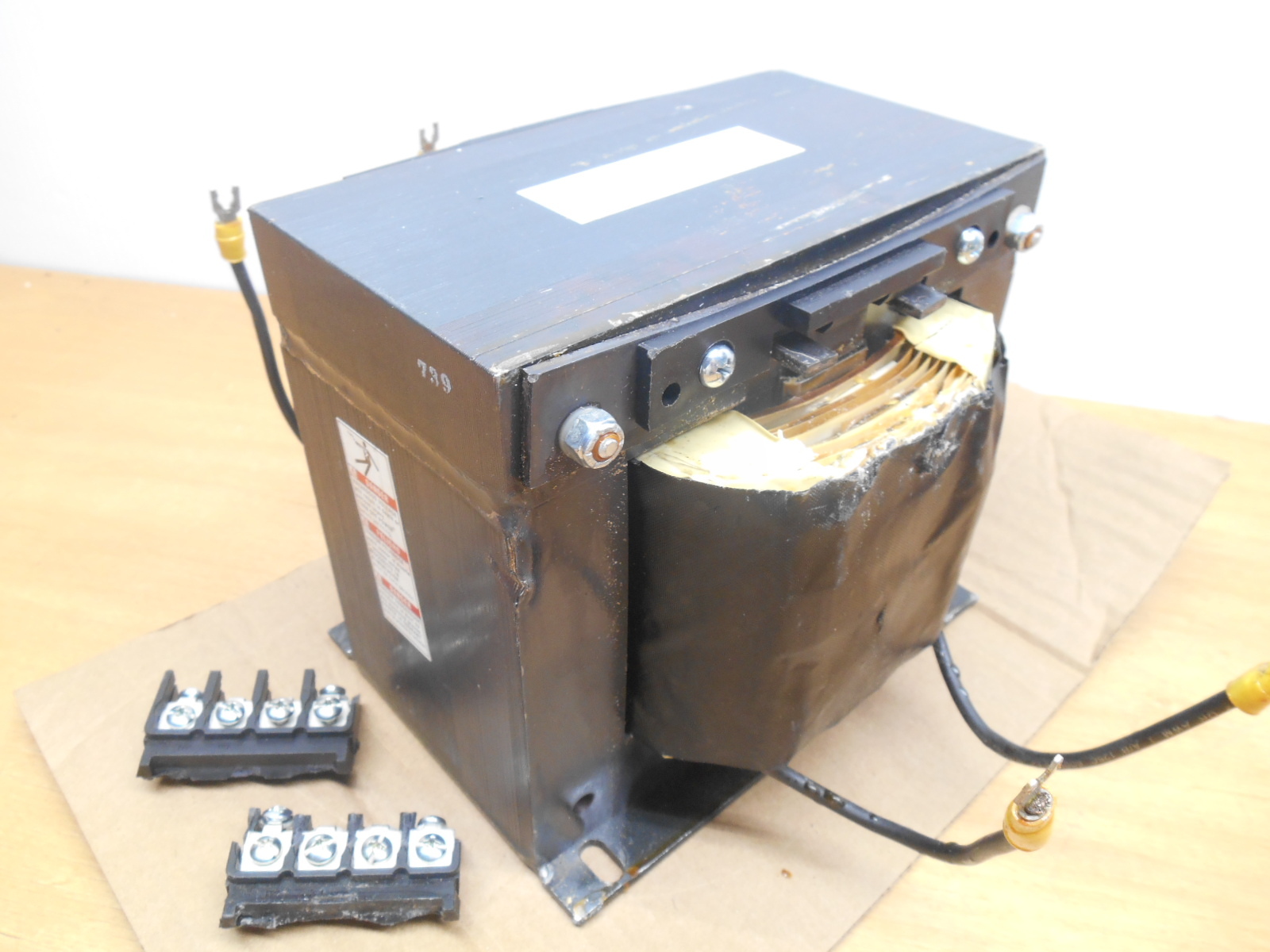 Square D 9070T2000D4 Transformer 2000VA 277VAC to 120VAC, Damaged