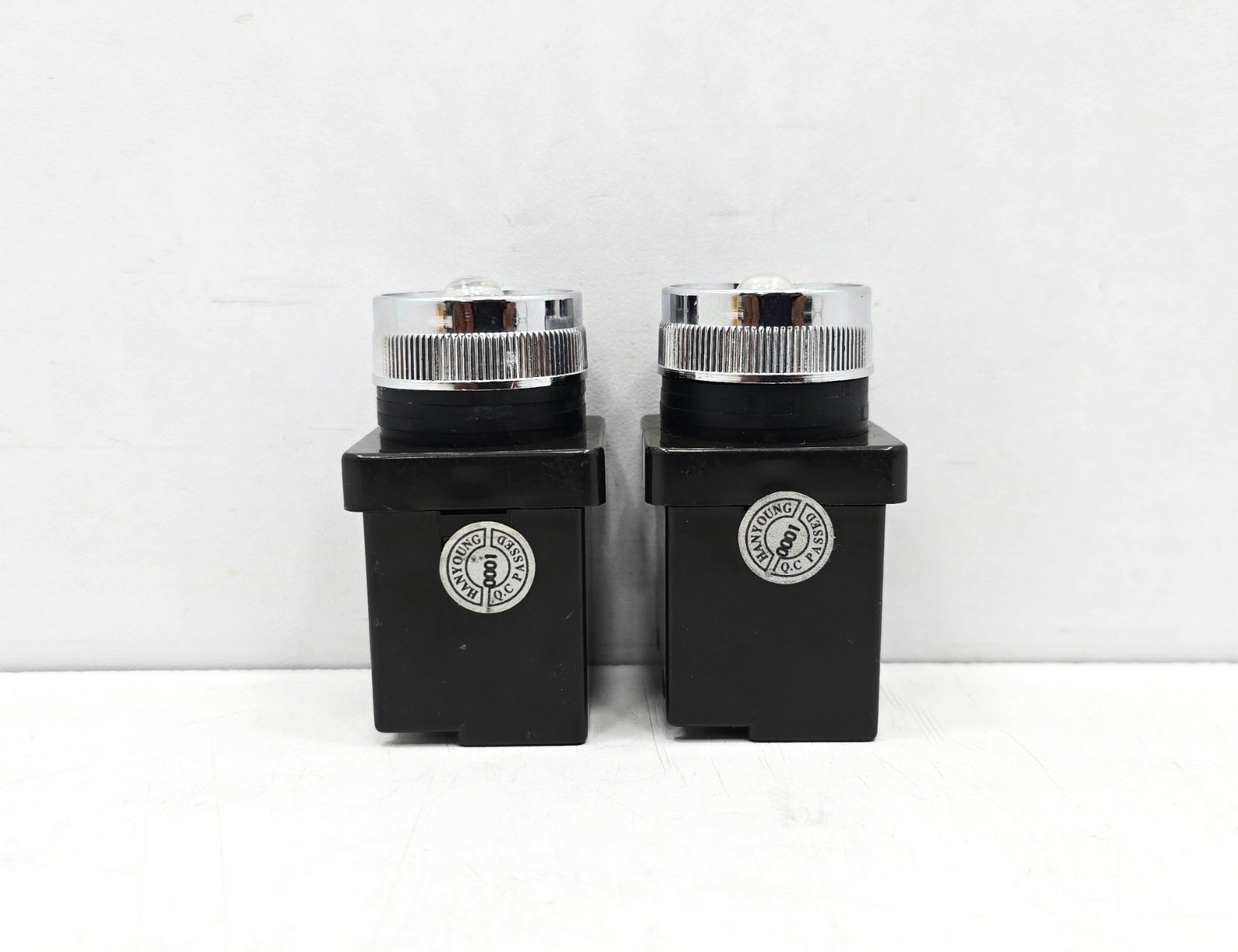 CR-252-2 HANYOUNG PILOT INDICATOR LOT OF 2