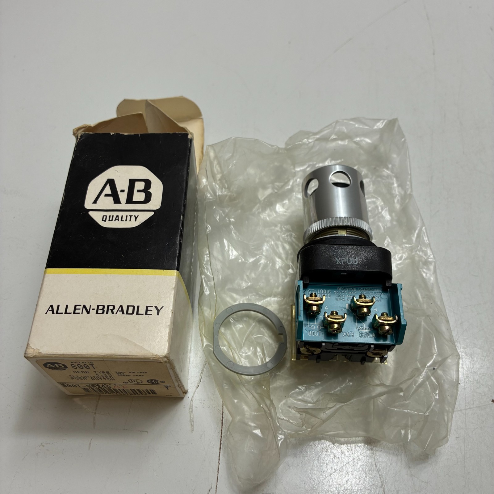 ALLEN BRADLEY 800T-QA24G PUSHBUTTON GREEN ILL SER T 1NO/1NC 24VAC/DC FULL VOLT