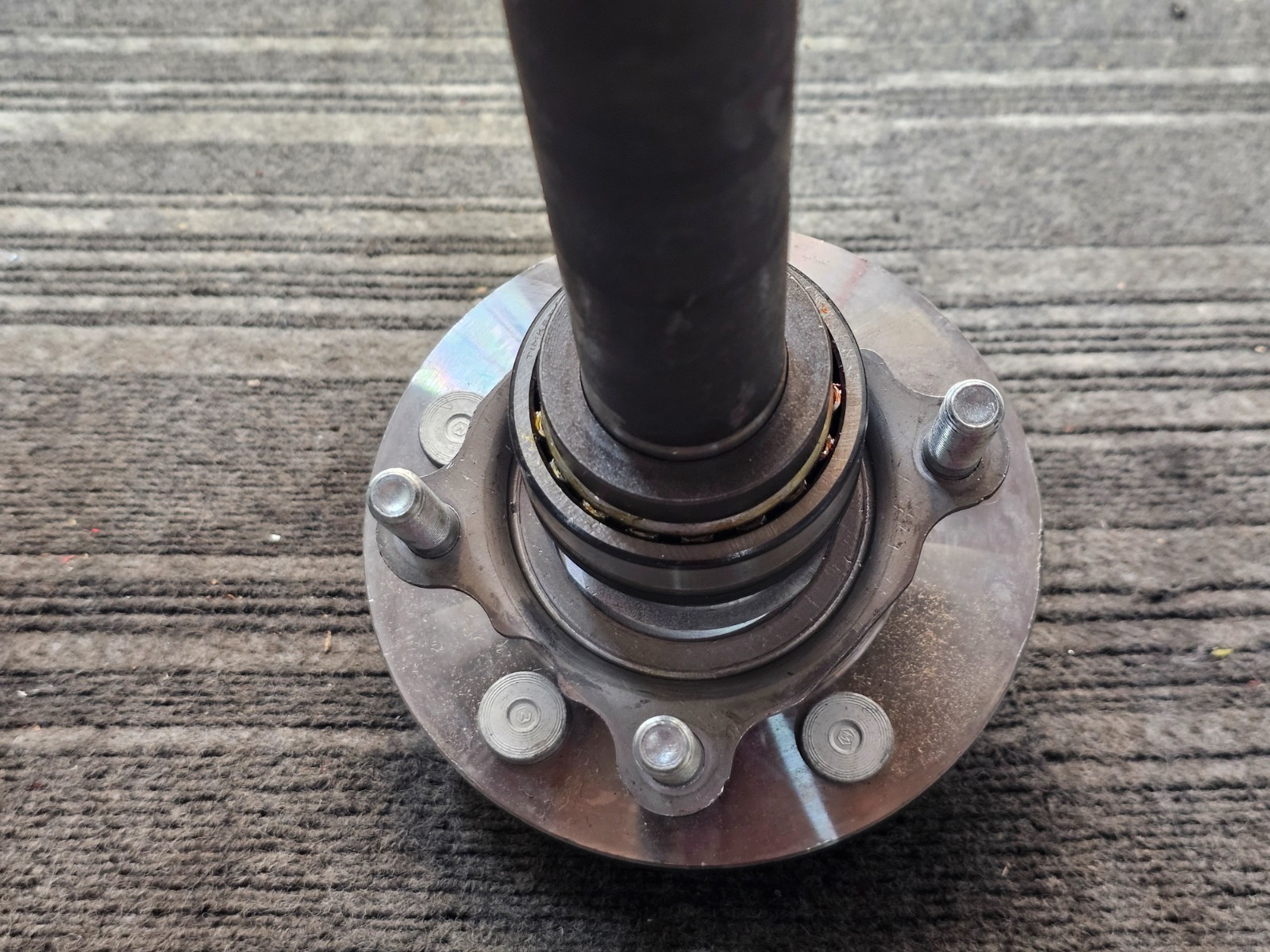 Rear Axle Shaft 285-1AX357F7 5 Lug Hub Raised Center 4 Stud Axle Mount ABS Ring