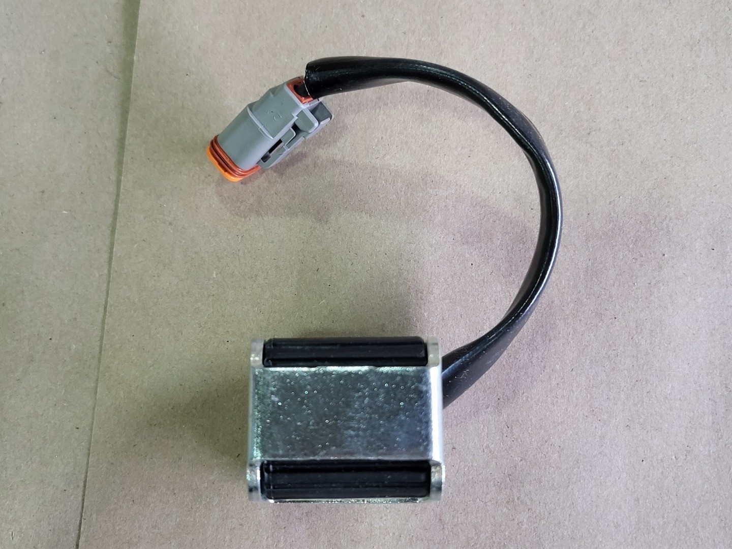 SURPLUS NEW CUMMINS 0504-0211 ONAN Directional Hydraulic Valve – Parts
