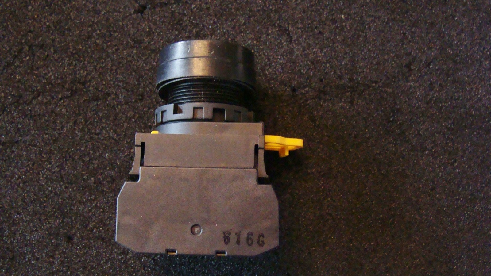 IDEC YW-E10. Green color push button.