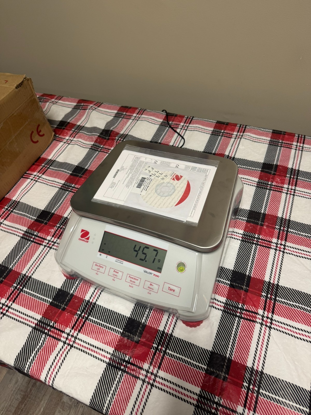Ohaus Valor 7000 Bench Scale 6lb x 0.0002lb, 3000g x .1g, LCD, Stainless Pan