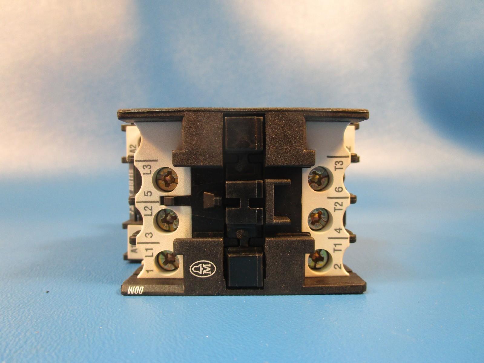 Moeller DIL00M, CONTACTOR, 20 AMP, 3 POLE, NORMALLY OPEN, 3 HP@230 VAC, 5 HP@460