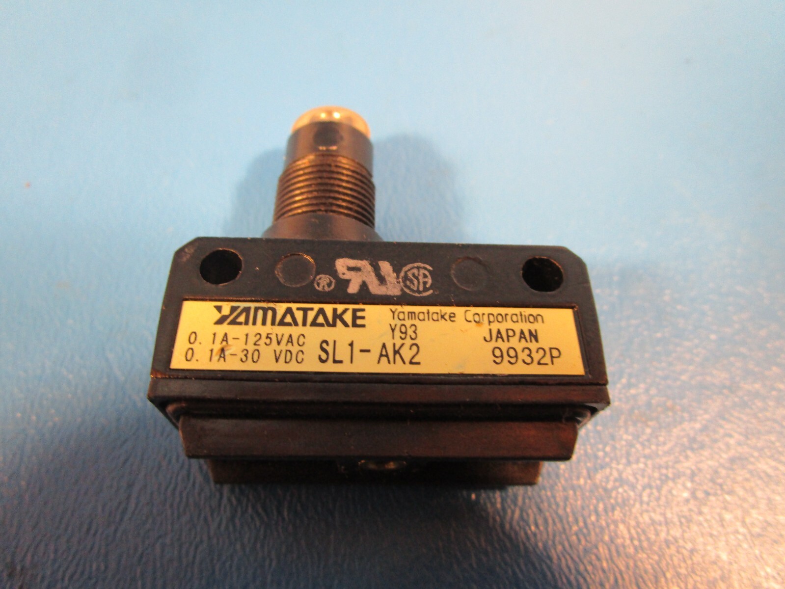 Yamatake Sl1-Ak2 Micro Limit Switch, YAMATAKE 9932P with Base (Honeywell)
