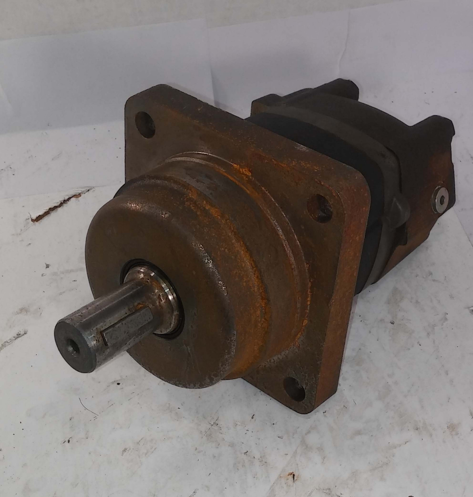 1 USED CHAR-LYNN 105-1011-006 HYDRAULIC MOTOR ***MAKE OFFER***