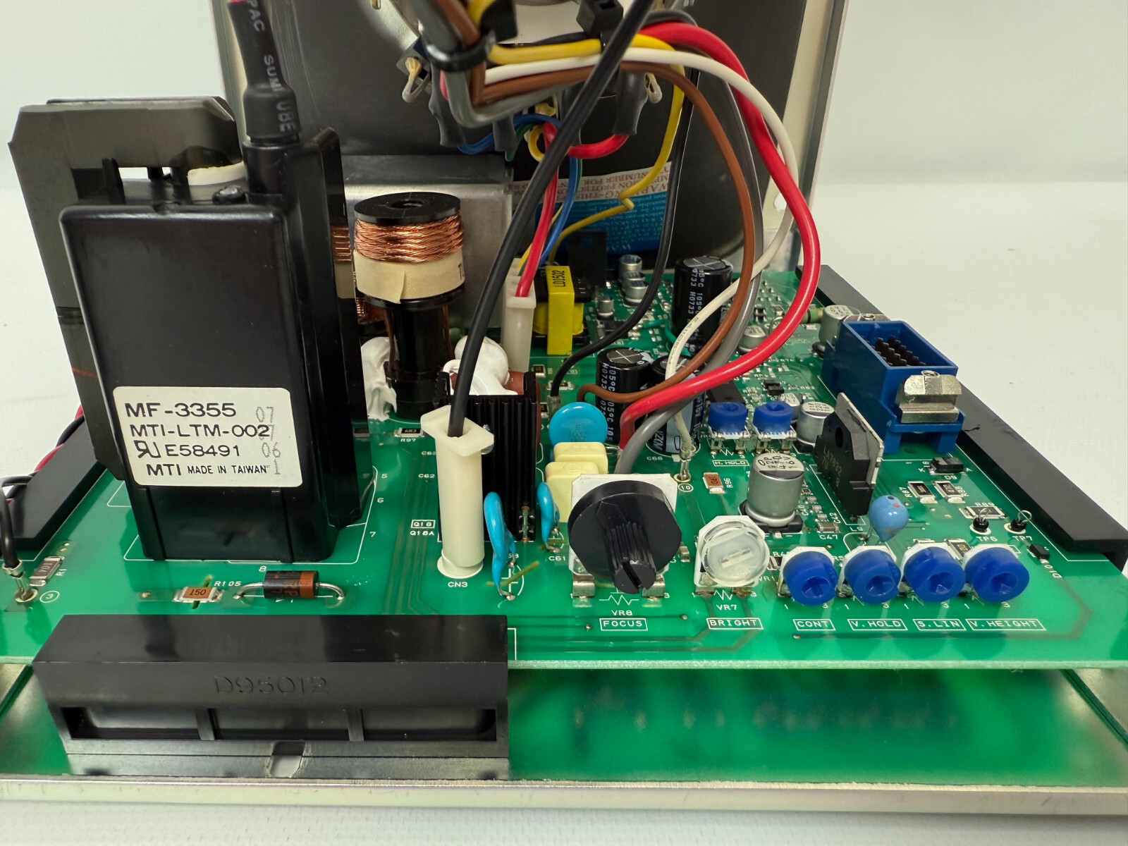 FANUC A61L-0001-0093 CRT UNIT 9″ HIGH RESOLUTION CRT DISPLAY MODULE D9MM-11B