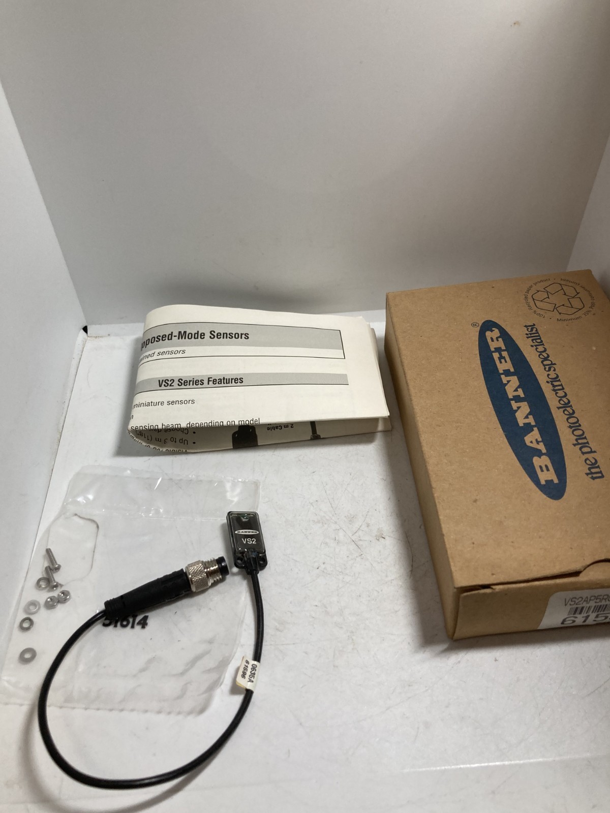 BANNER VS2AP5RQ MINIATURE SENSOR 61596 10-30VDC PNP 1.2M RANGE NIB
