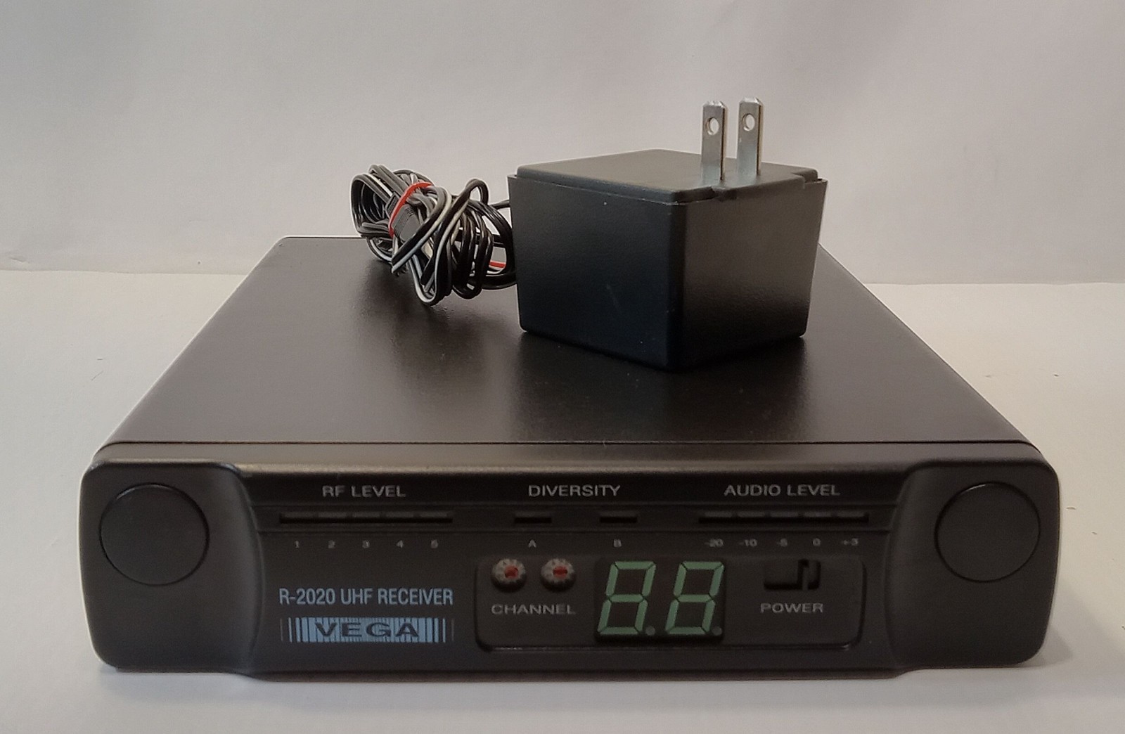 1 USED VEGA R-2020 UHF RECEIVER ***MAKE OFFER***