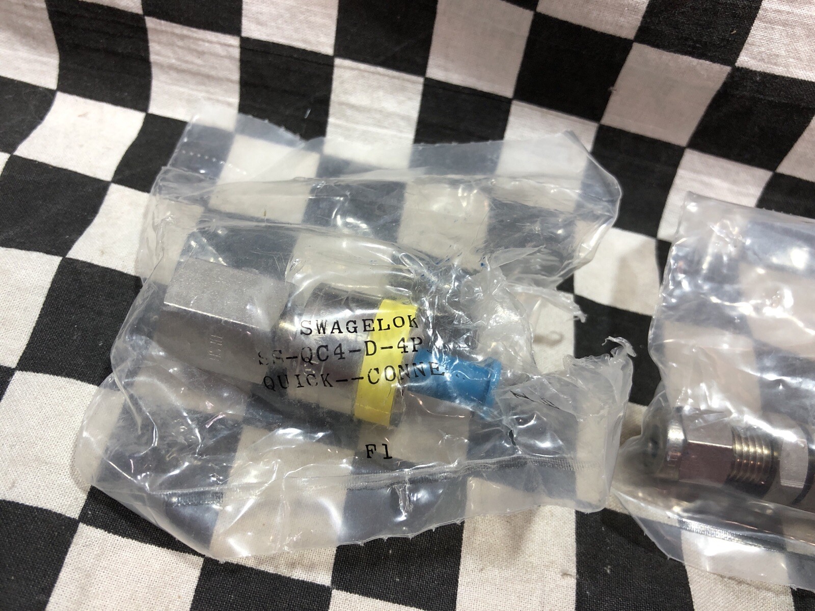 SWAGELOK Quick Connect, SS-QC4-D-4PFK4 & SS-QC4-B1-400K4, 1 SET, YELL KEY#1540N7