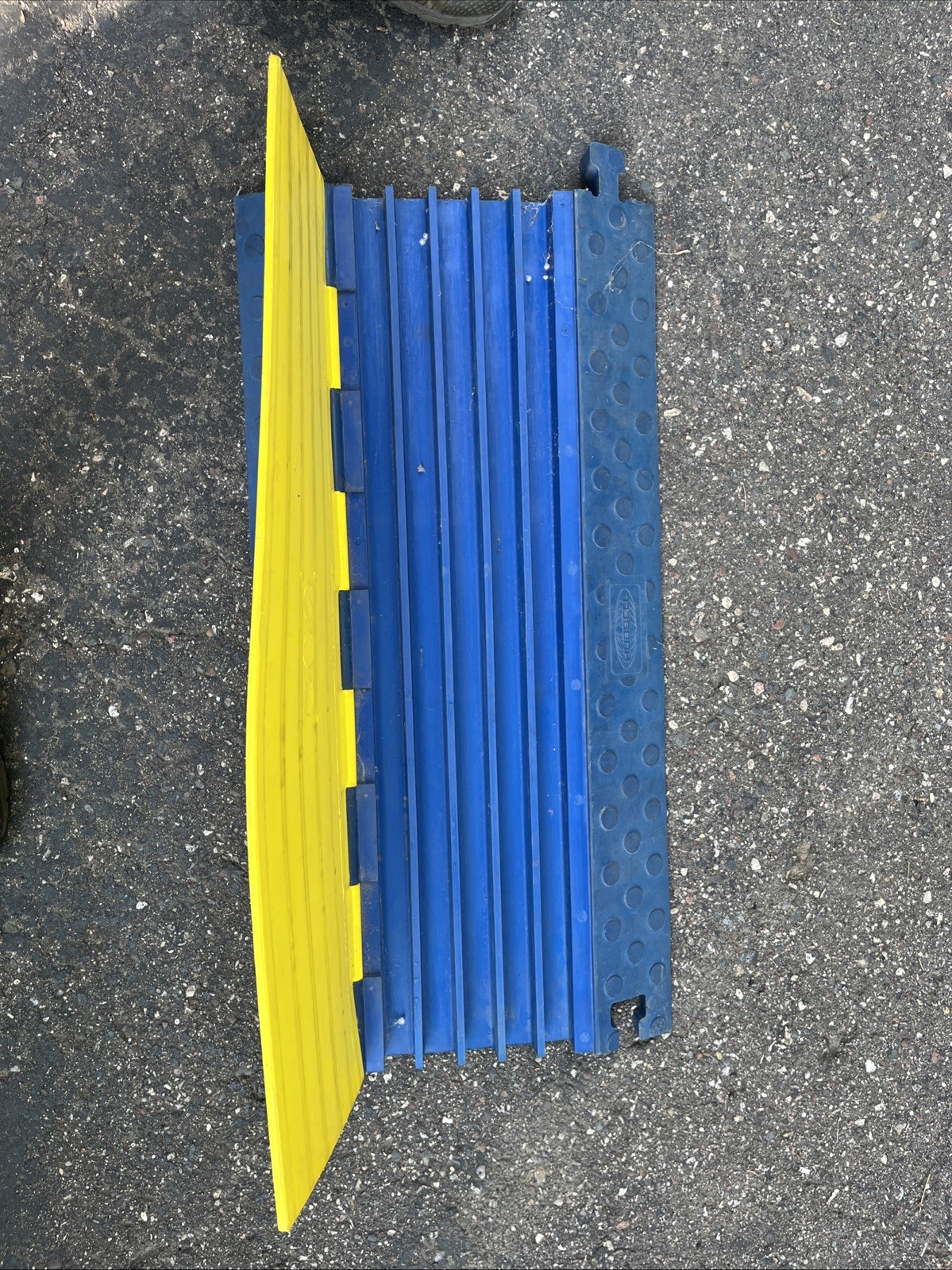 hubbel HBLTRED5B TredTrak Cable hose Protection System bumper