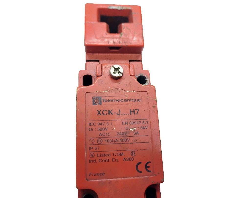 TELEMECANIQUE XCKJ-5970-547 LIMIT SWITCH W/ XCK-J59 RECEPTACLE XCK-J…H7