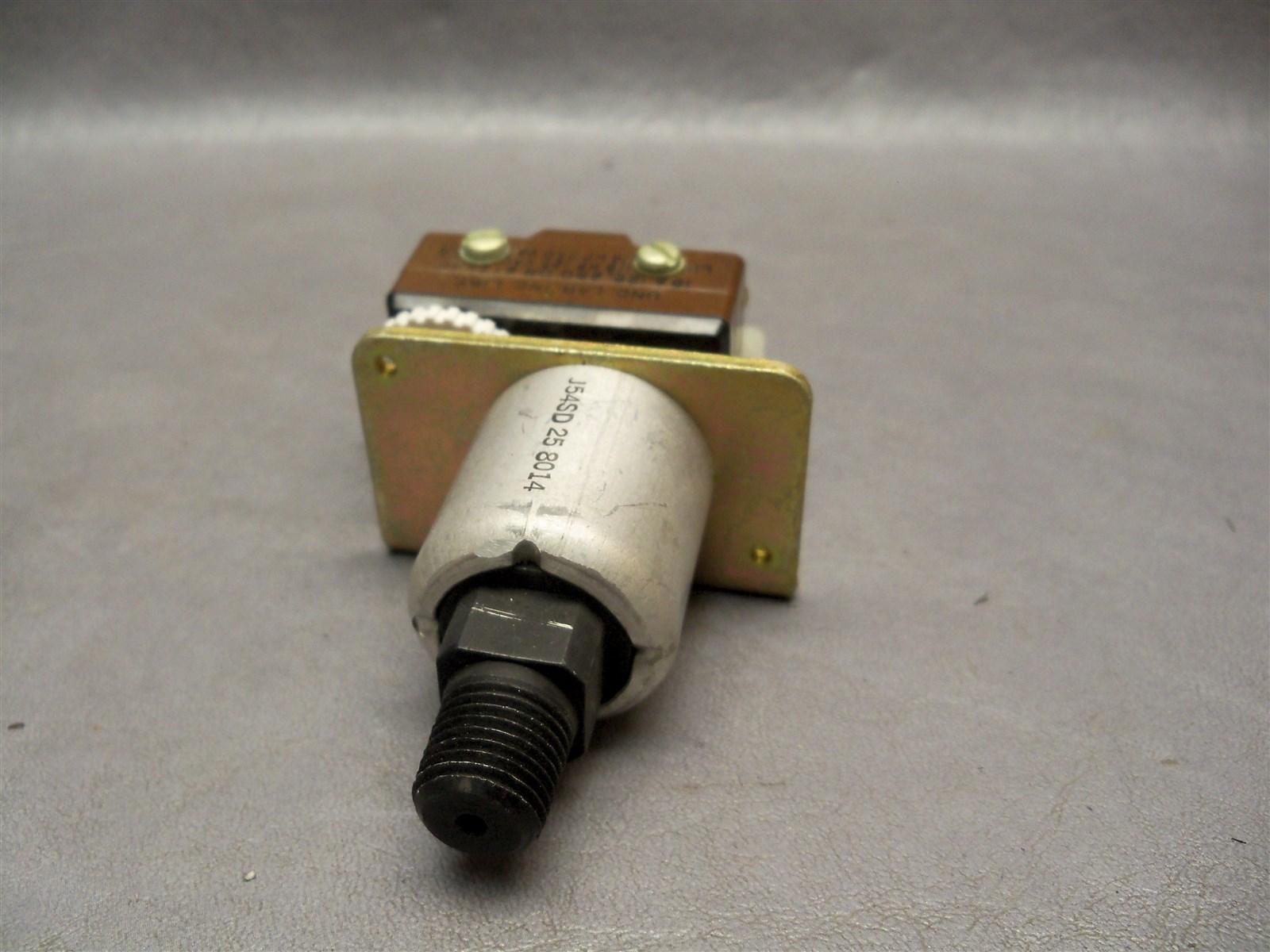 J54SD United Electric Controls 25 8014 Pressure Switch 15A 125, 250 or 277 VAC