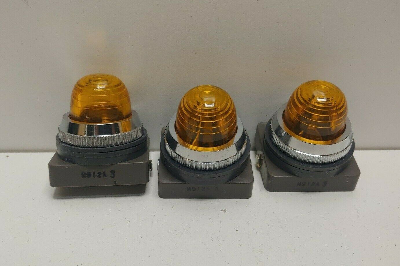 LOT OF 3 NEW! MIL-SPEC GOULD AMBER INDICATOR LIGHTS H33PR2-CA5L 6210011538005