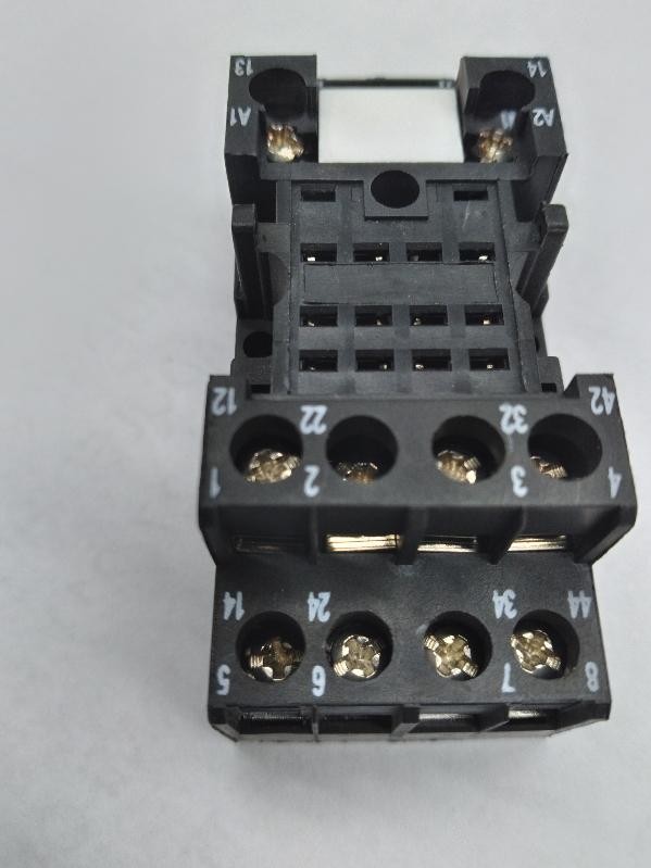 Allen-Bradley 700-HN103-B Relay Socket 14-Blade Din Rail Mount 300VAC 7Amp