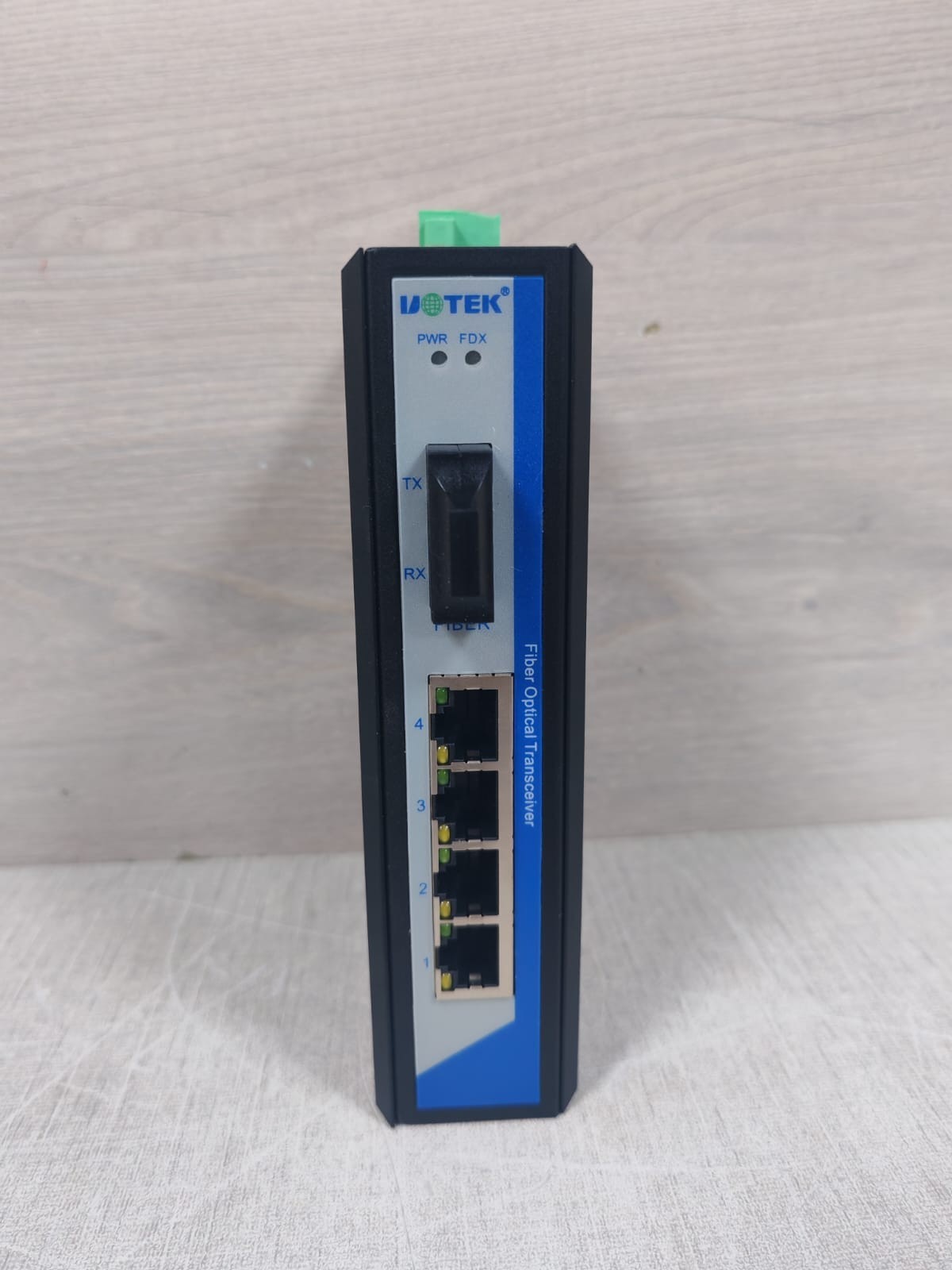 UOTEK UT-2604SM-SC 4-Port 100M Network Fiber Optical Transceiver