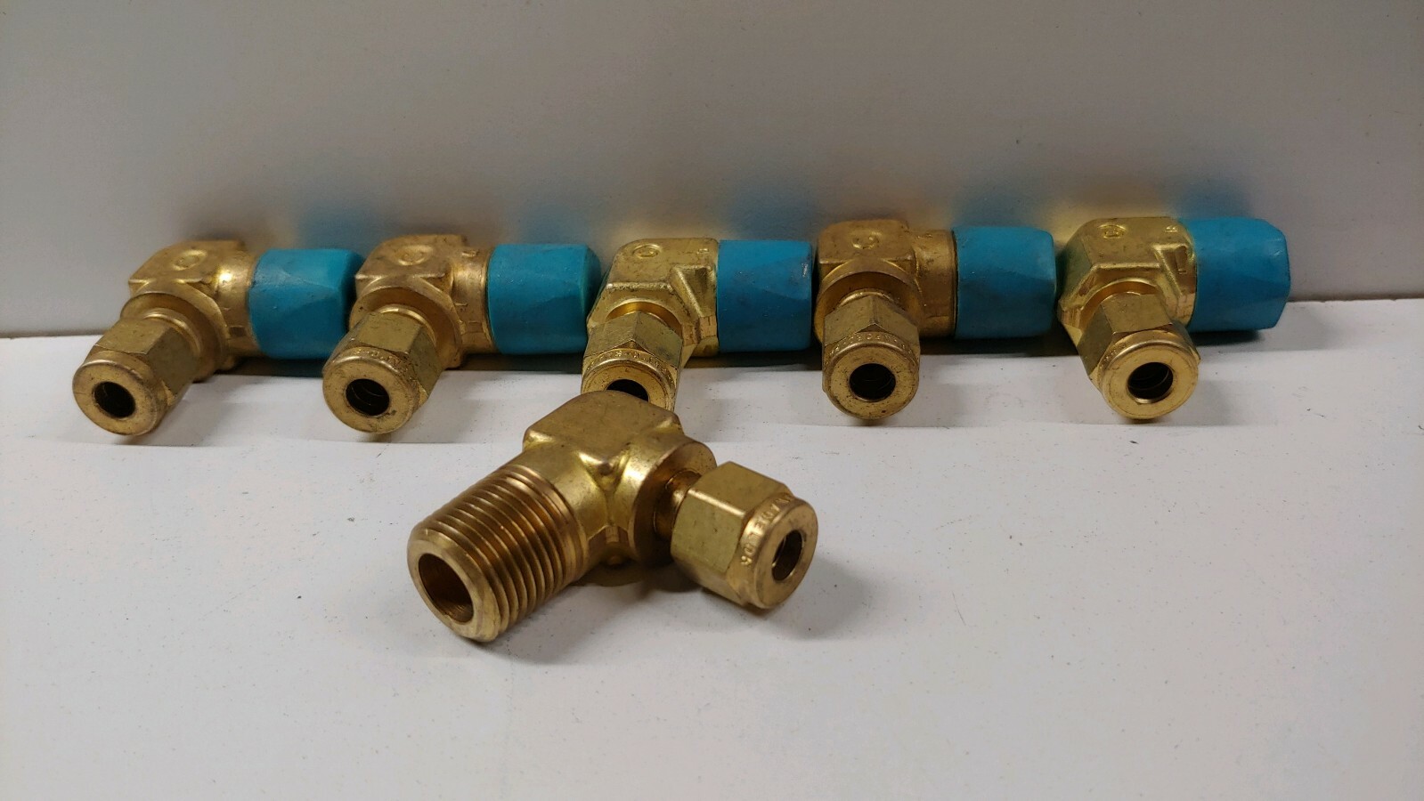 LOT OF 6 NEW OLD STOCK! SWAGELOK 1/4″ TUBE OD X 3/8″ MNPT BRASS ELBOWS B-400-2-6