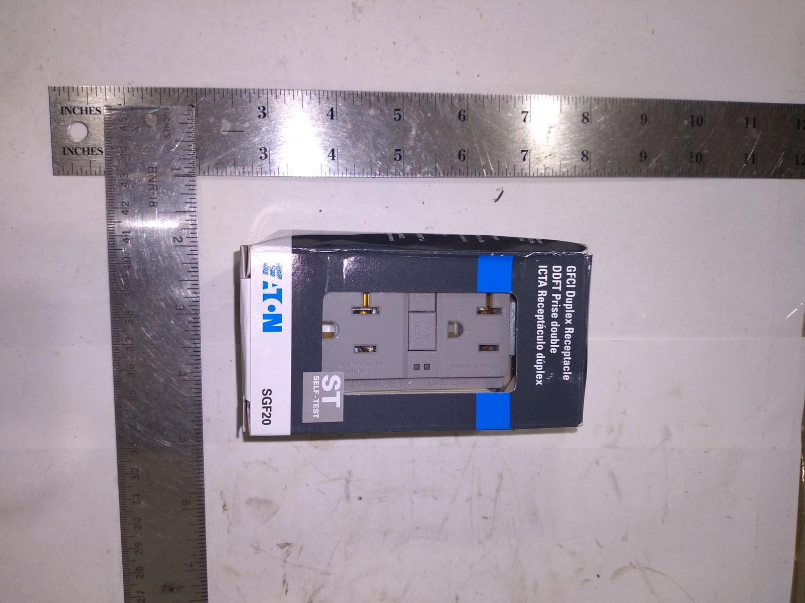 EATON SGF20 GFCI DUPLEX RELEPTACLE 20A 125V AC/CA 60HZ 2POLE 3WIRE ’10 IN BOX’