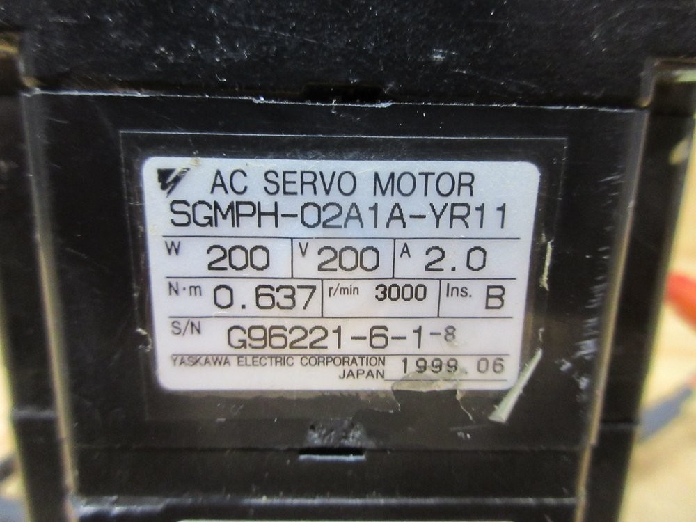 Yaskawa Electric SGMPH-02A1A-YR11 AC Servo Motor SGMPH02A1AYR11 Cracked Body
