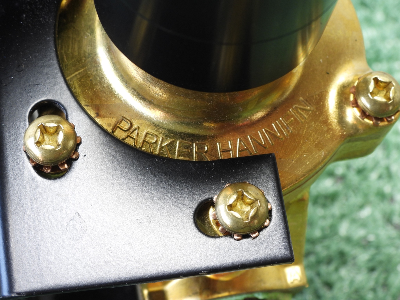 Parker Hot Water Heater Valve, 24V Solenoid, 1-3/8″ Hose Connections, Brass