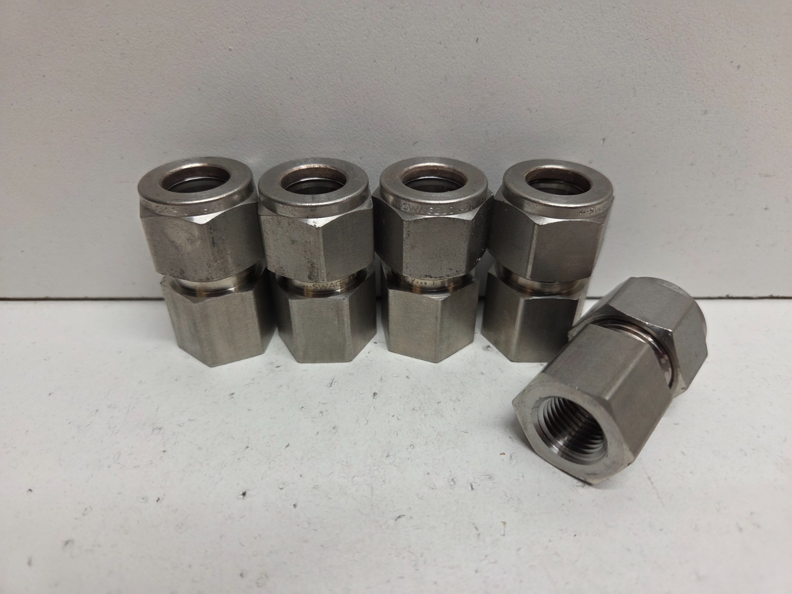 LOT OF 5 NEW NO BOX! SWAGELOK 1/2″ TUBE OD X 1/4″ FNPT CONNECTORS SS-810-7-4