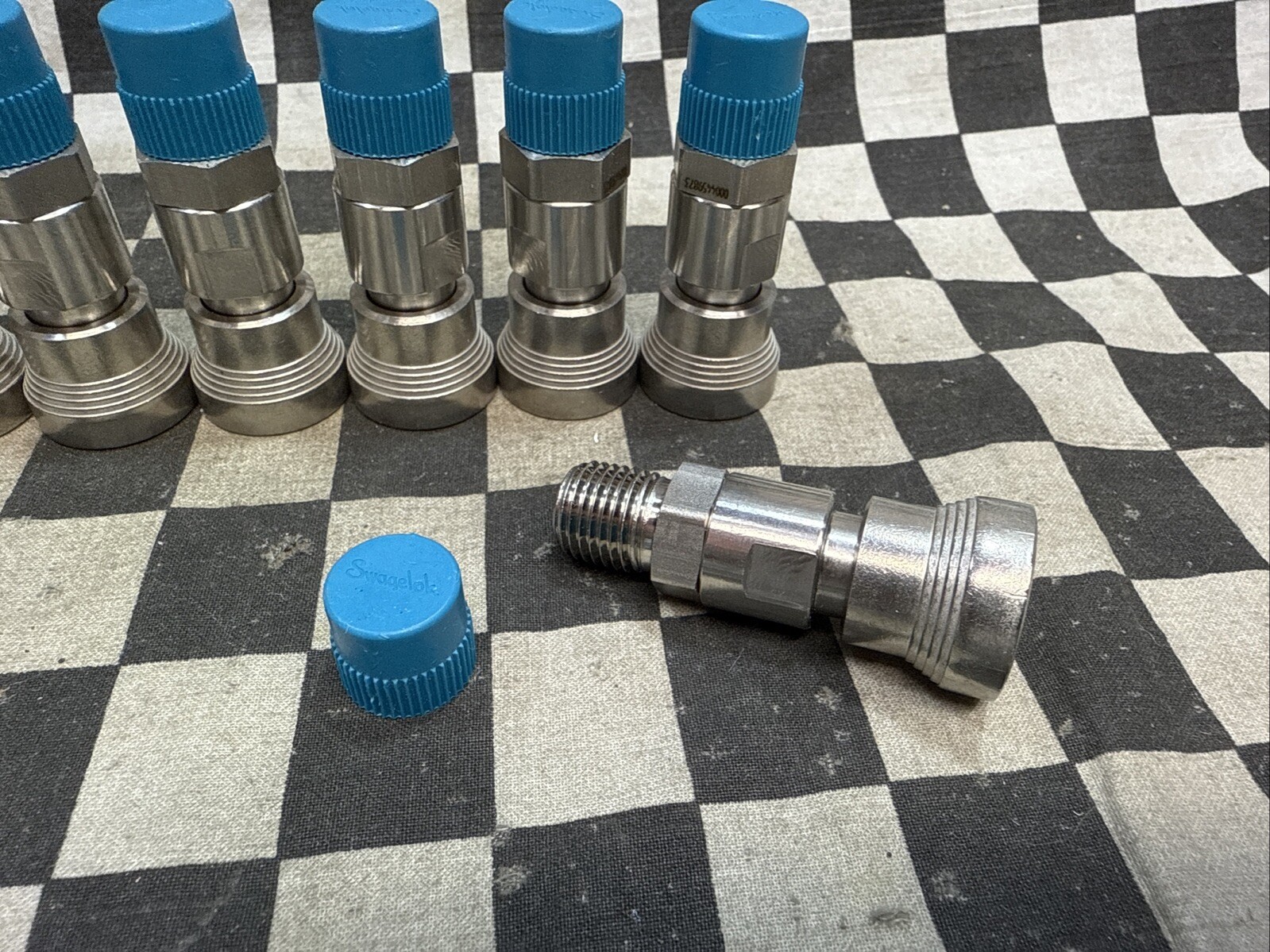 SWAGELOK SS-QC4-B-400, SSQC4B400, Quick Connect 1/4″, LOT OF 9 #1472S5
