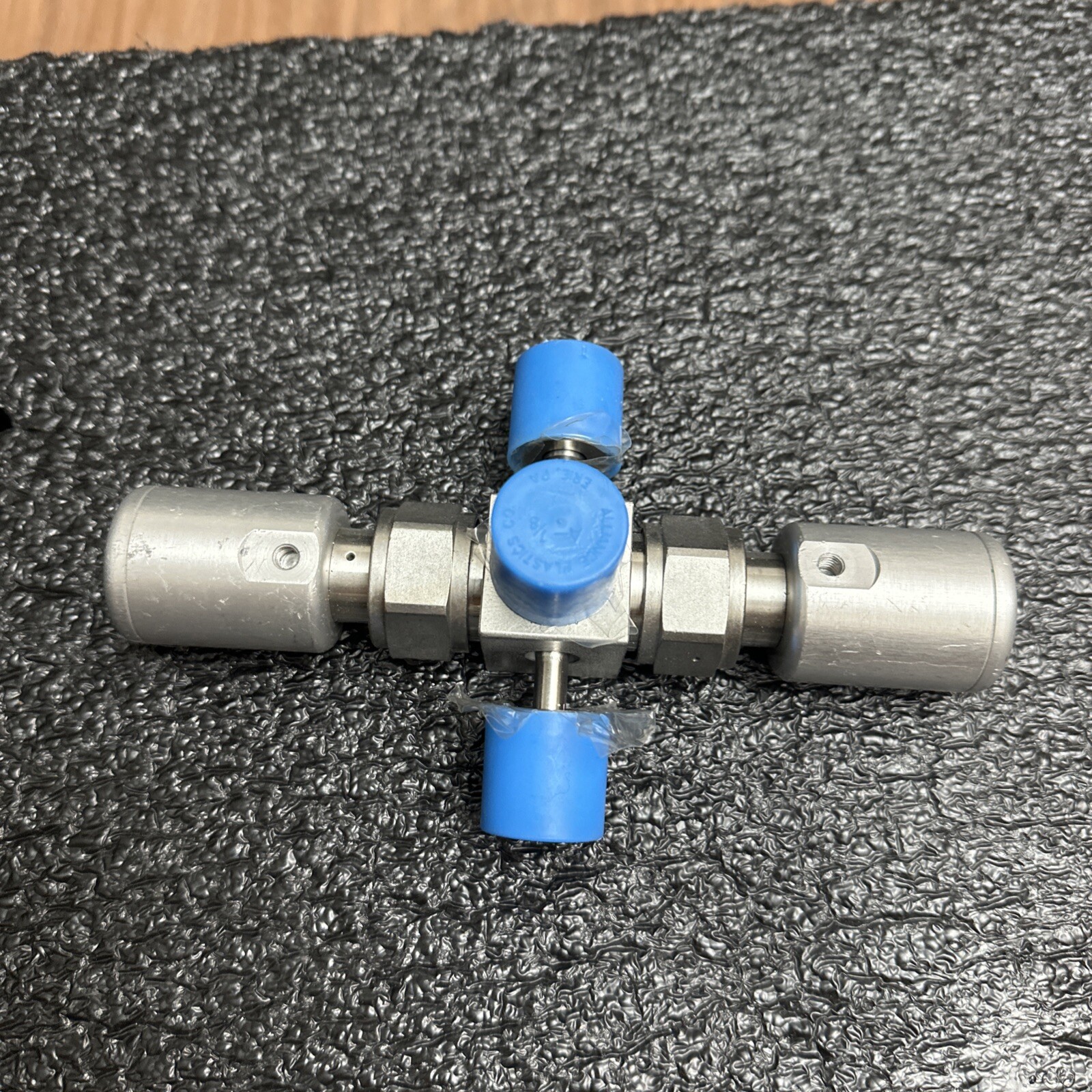 Swagelok 6L-M1D-222P-11 High Purity 2- Bellows Air Vavle 3-port Manifold 1/4″