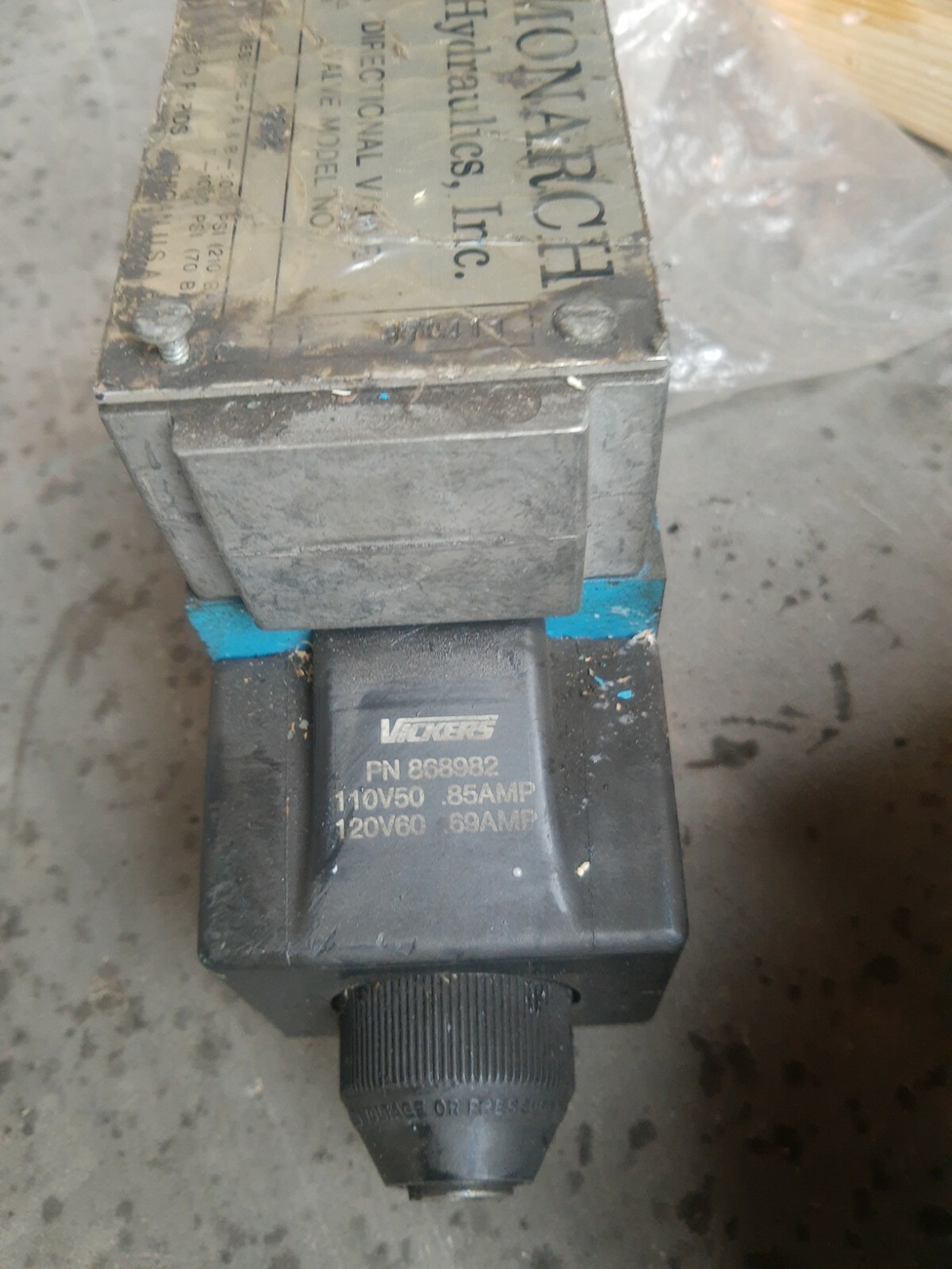RARE Monarch Hydraulic Directional Valve & Vickers Coil # 1062 (?) 868982