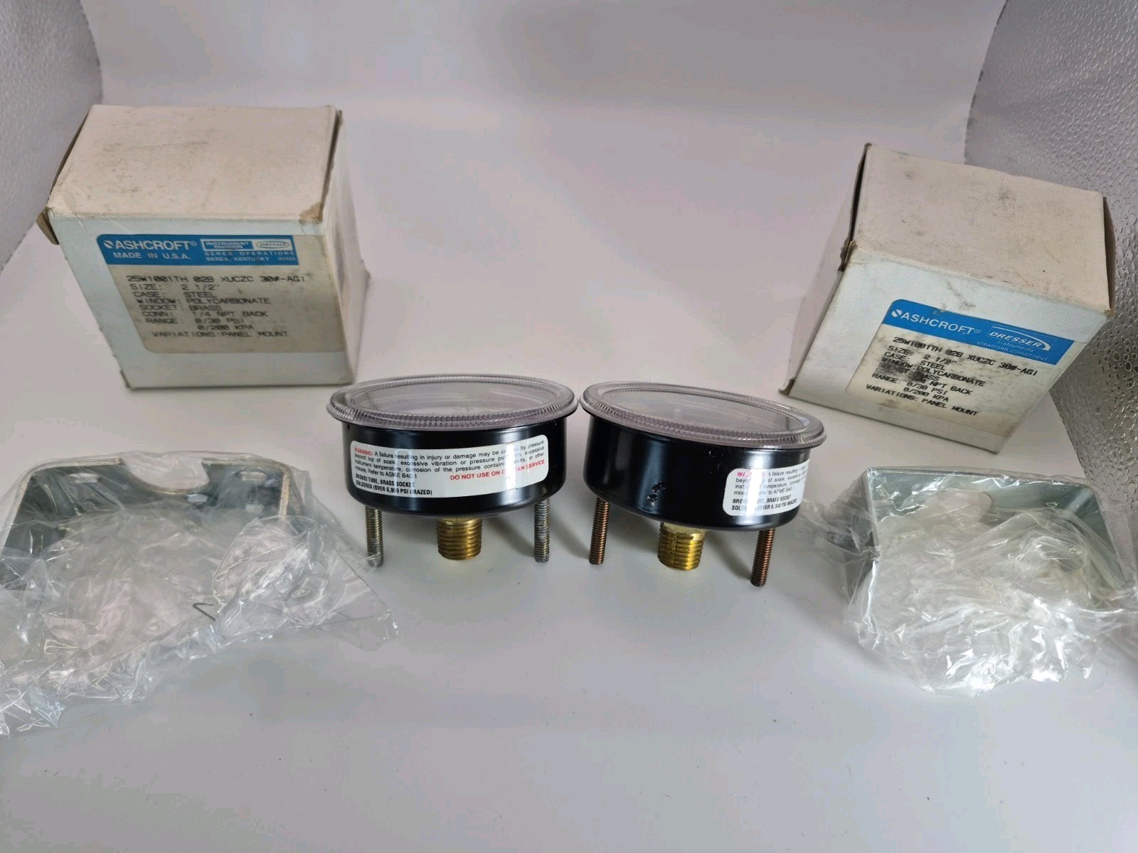 LOT OF 2 NEW ASHCROFT 2.5″ 30 PSI 1/4″NPT PRESSURE GAUGES 25W1001TH *USA 088-03