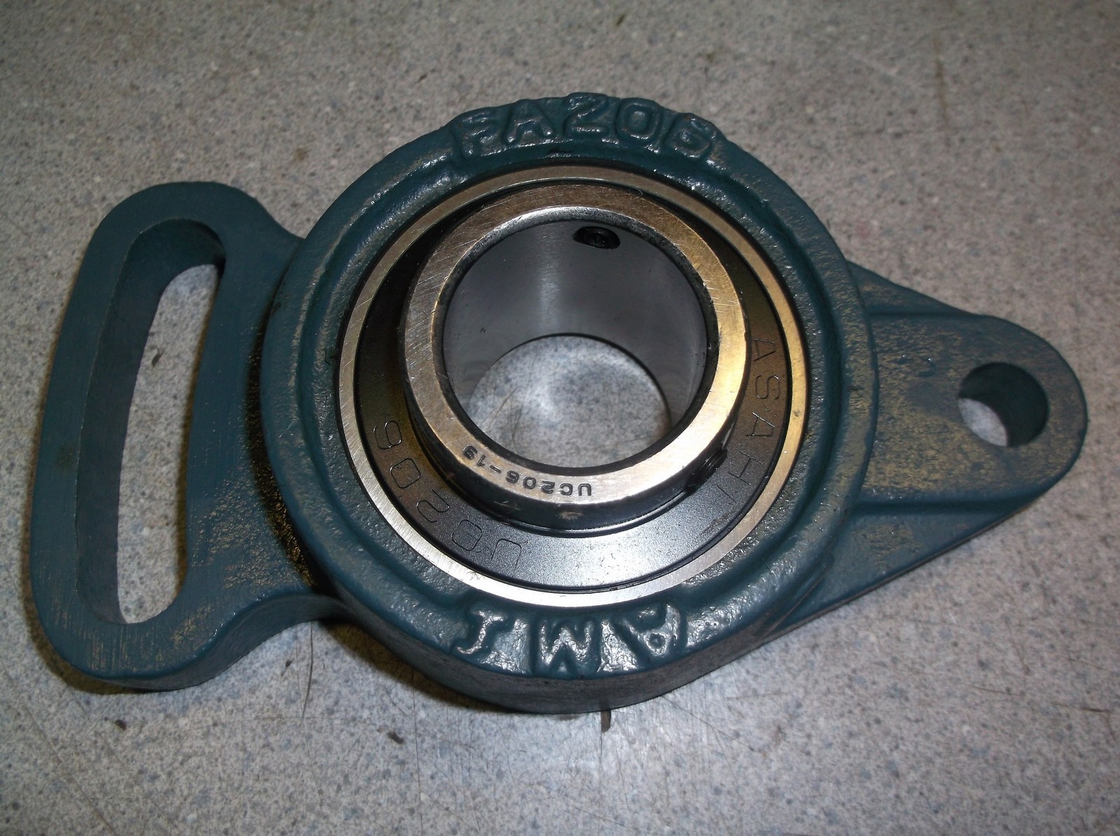NEW AMI UCFA206-19 Flange Mounted Bearing *FREE SHIPPING*