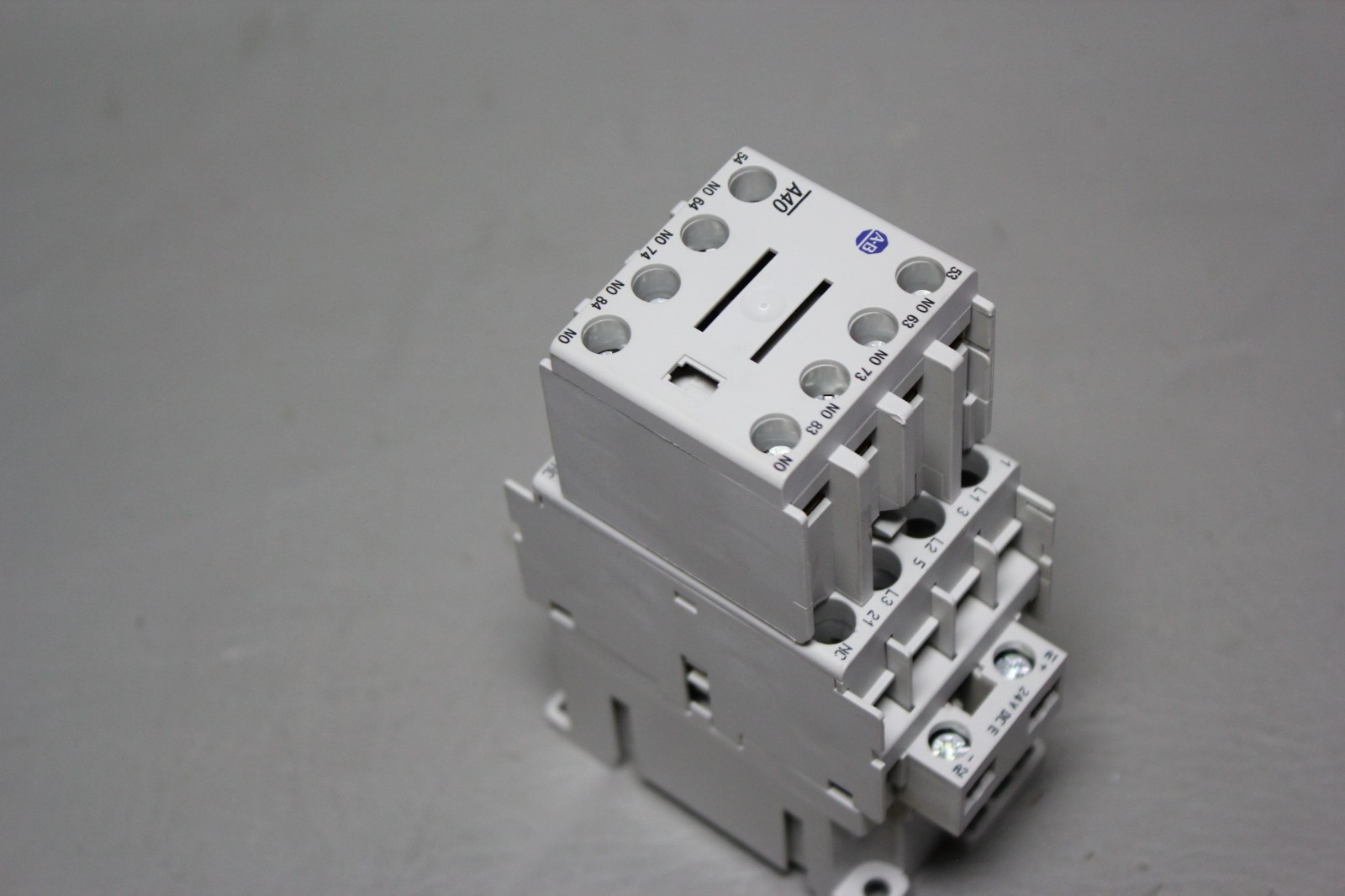 ALLEN BRADLEY C09 01 CONTACTOR 24VDC COIL 100-C09EJ01 SER. A W/ 100-F AUX CONACT